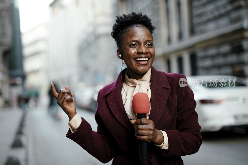 非洲女新闻直播记者。