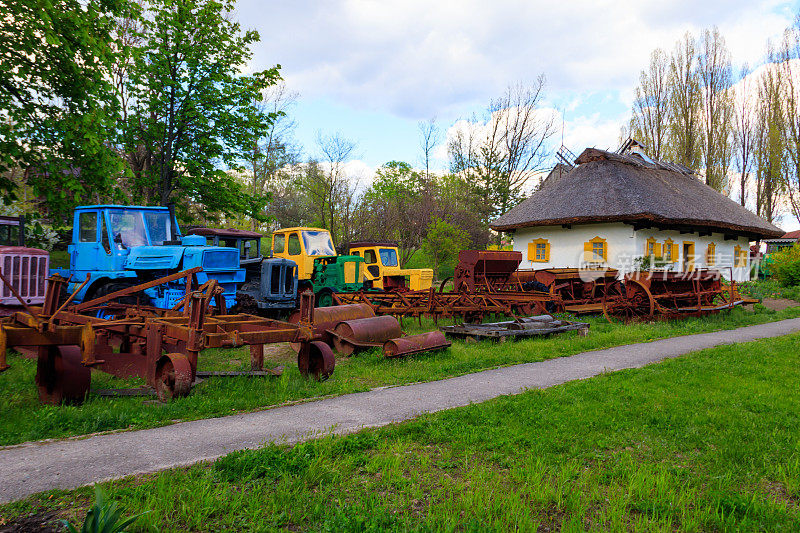 乌克兰Pereyaslav的中Naddnipryanschina民间建筑和民间习俗露天博物馆里耕种农田的旧设备