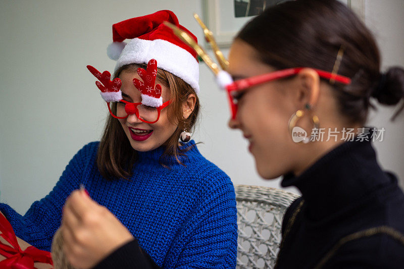 妇女们正在为家人和朋友准备圣诞和新年礼物