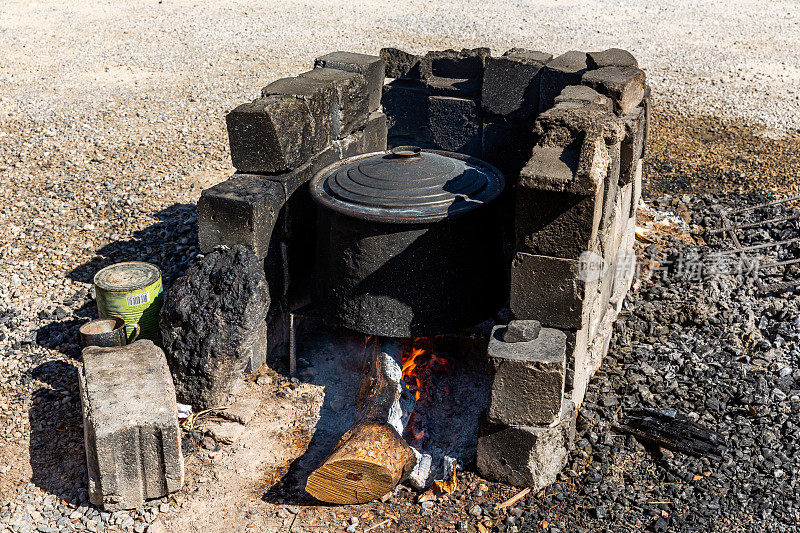 在传统的大锅里用热水煮玉米