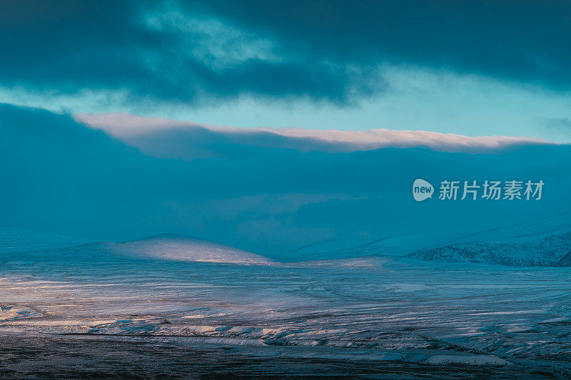 北方的日落。宁静的山景与神奇的粉红色光