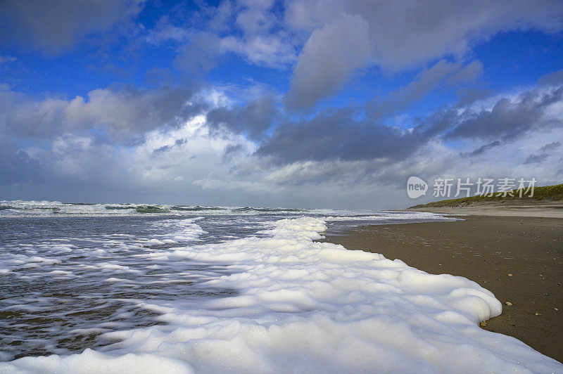 海浪拍打着瓦登海区特克塞尔岛的海滩