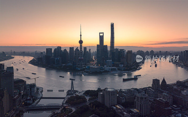 清晨上海城市天际线的日出