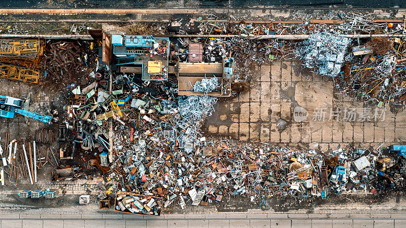许多容器用于收集废金属，收集金属作为二次原料。回收利用的金属废料。铁废料，有色金属废料。废料的进出口。从上面的观点