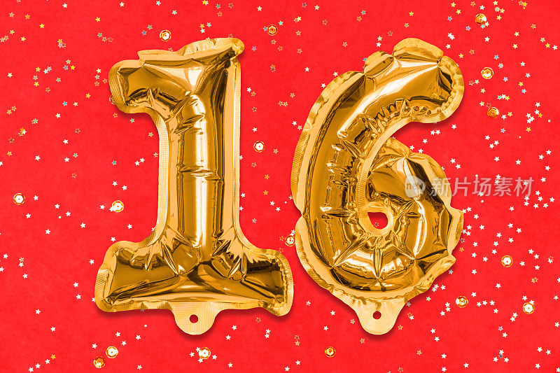 气球上的数字用金箔制成，红色背景上的数字16用亮片装饰。