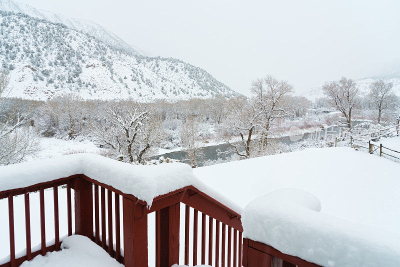 冬季甲板上的风景河与新鲜的雪景观