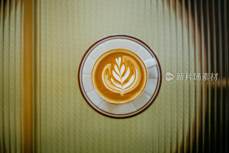 咖啡里的白咖啡和泡沫艺术