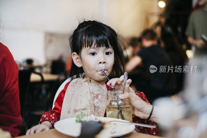 美丽的小孩在春节期间吃东西