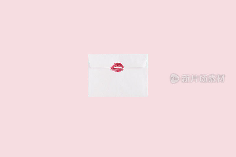 粉红色背景上亲吻的信封。最小的爱的概念。平的。红色吻的象征。