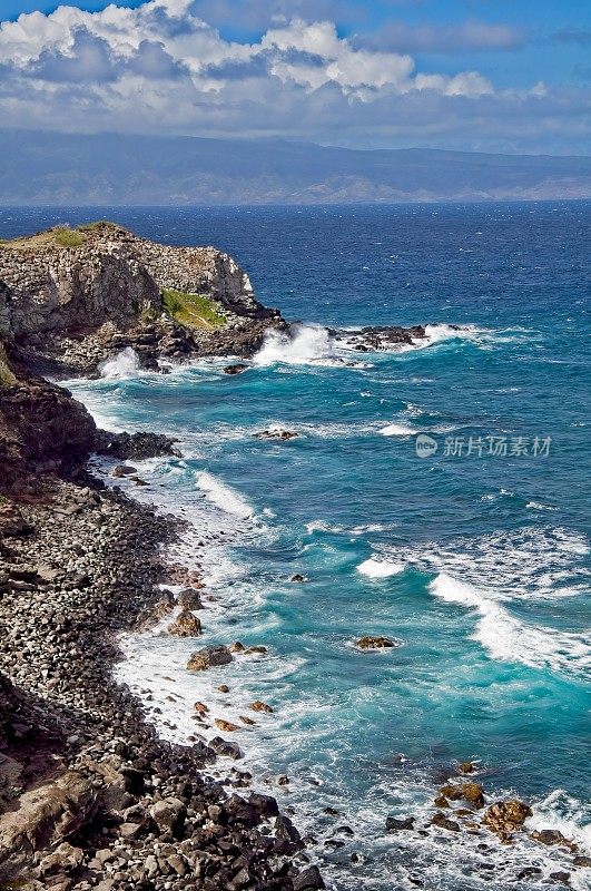 在夏威夷毛伊岛北岸的霍诺阿皮拉尼高速公路上，碧绿的海洋和破碎的海浪