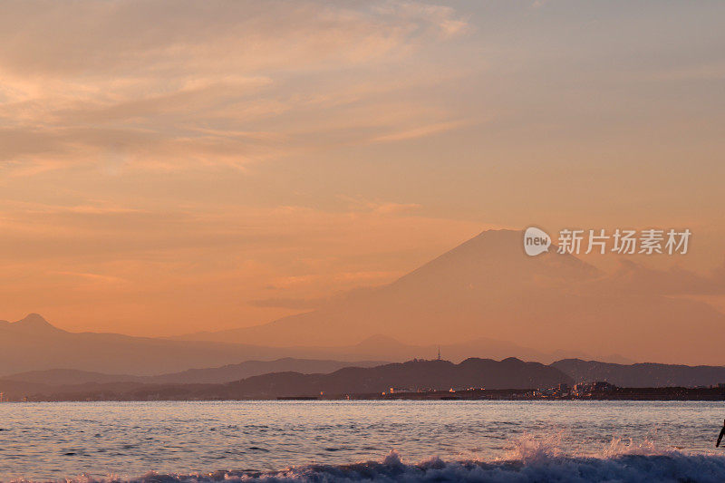 日落海滩上的富士山剪影