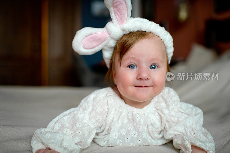 可爱的小女孩在复活节打扮成兔子