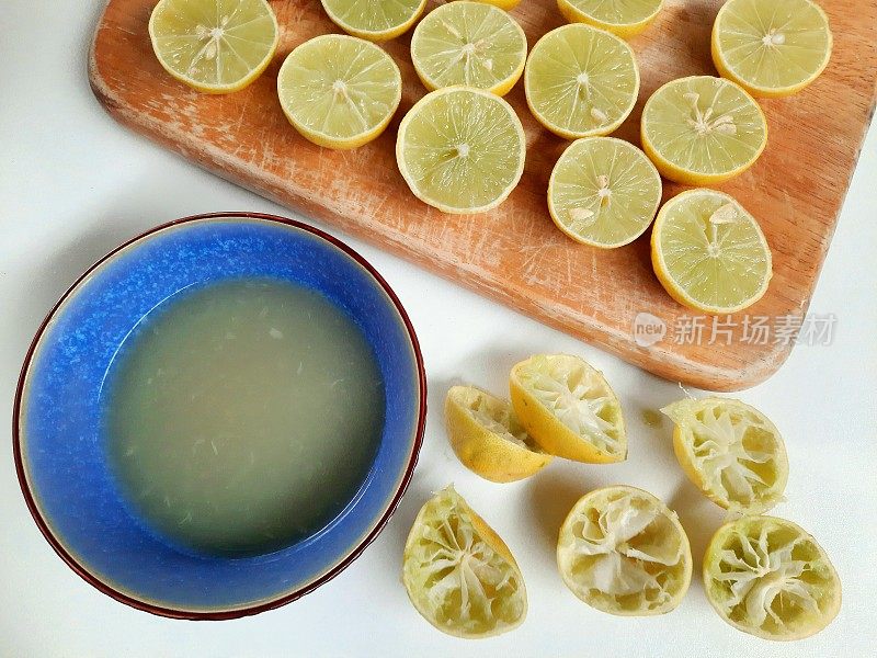 挤柠檬水准备食物。