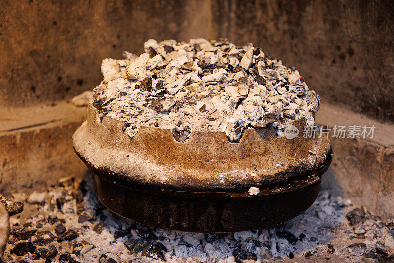 特殊的铸铁锅，在壁炉的灰烬上烘烤，盖上热的灰烬