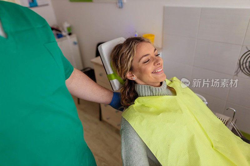 女病人准备进行牙科干预