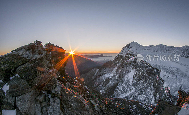 鸟瞰日出时的喜马拉雅山脉