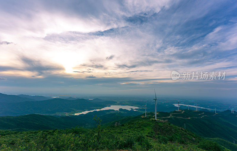 山上的风力发电场景