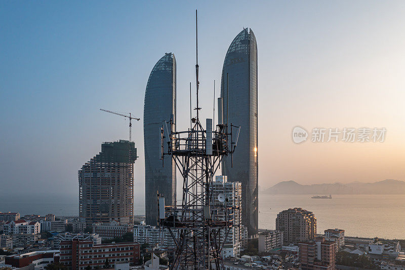 现代城市中的5G发射塔