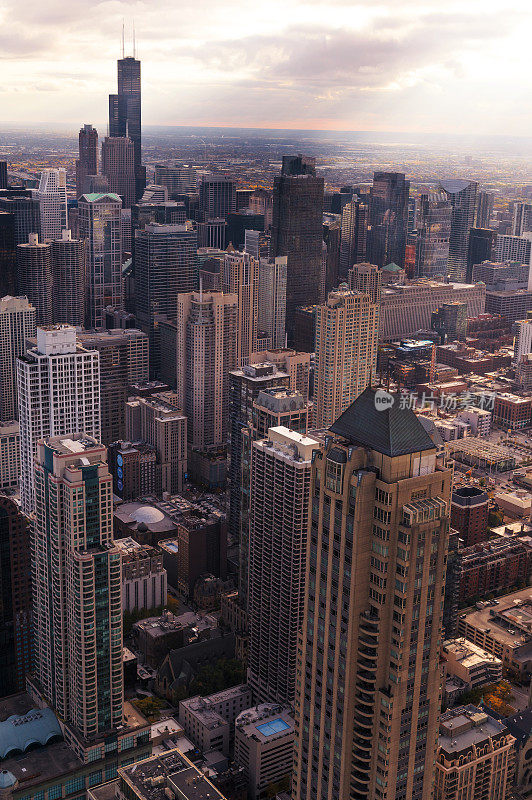 美国伊利诺斯州芝加哥——2020年10月22日——芝加哥黄昏时分的建筑。芝加哥的城市。
