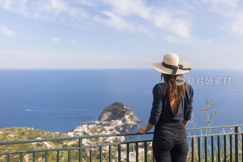 年轻女子在海滨风景放松