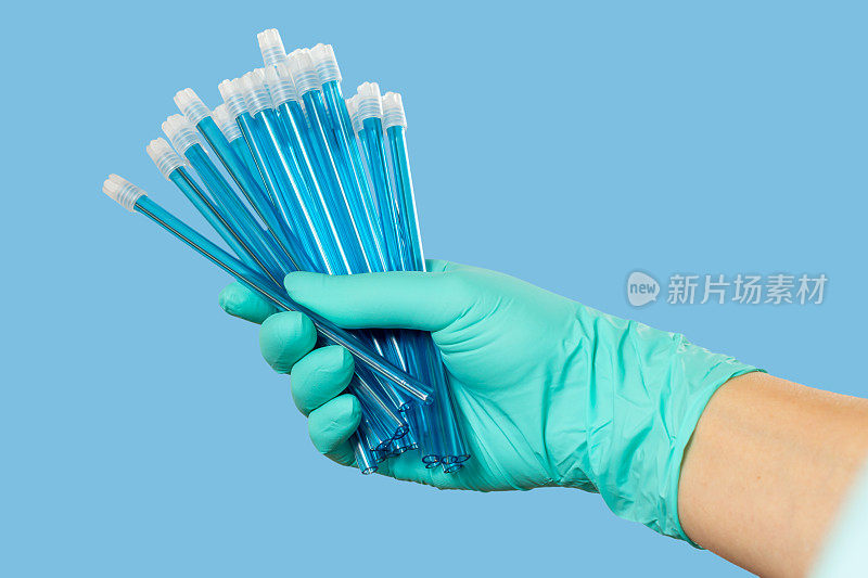 牙医戴着带唾液喷射器的手套。