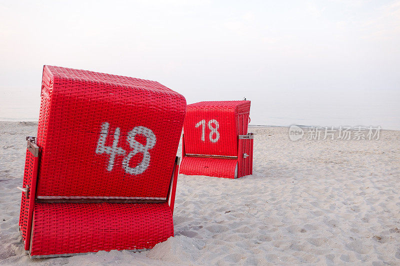 乌塞多姆岛海岸的空沙滩椅