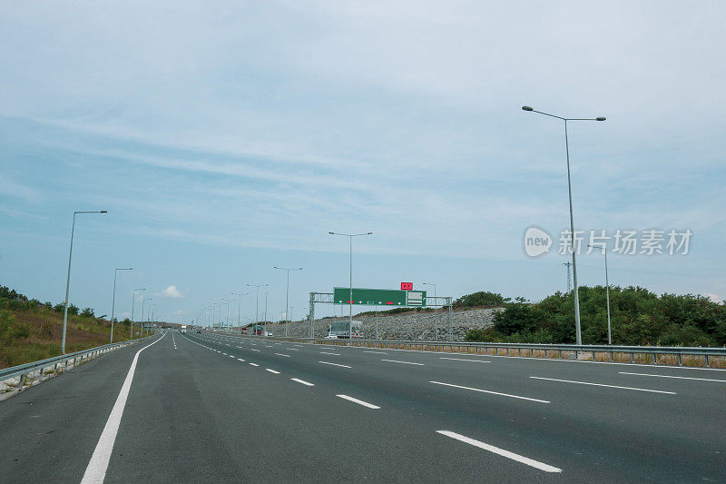 高速公路上空白的目的地标志