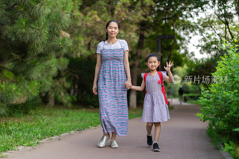 妈妈带女儿去学校