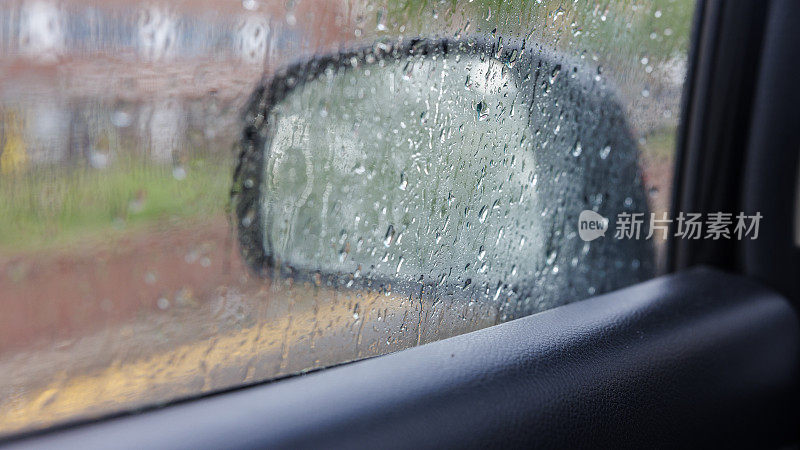 酒后驾车下雨。水滴在后视镜上。