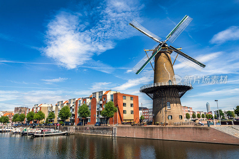 荷兰鹿特丹有风车的历史悠久的德尔夫沙文区。南荷兰地区。夏天阳光灿烂的日子