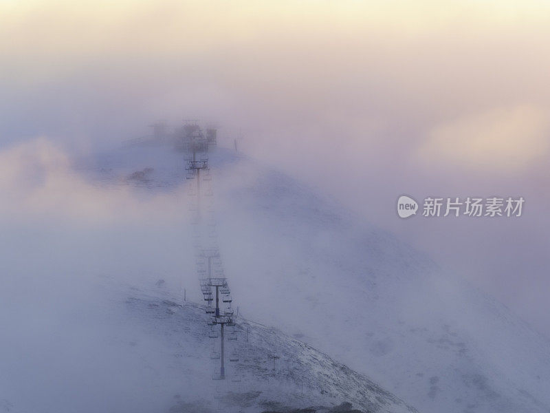 霍坦山晨光中的雾