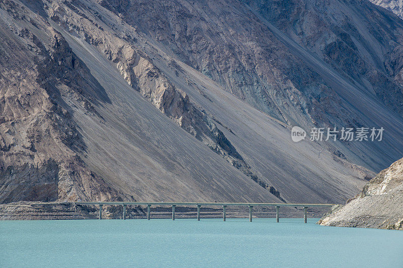 令人敬畏的山坡和翡翠般的水，新疆，中国