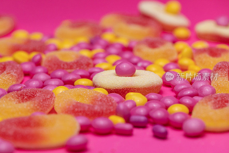 各种糖果在粉红色的背景