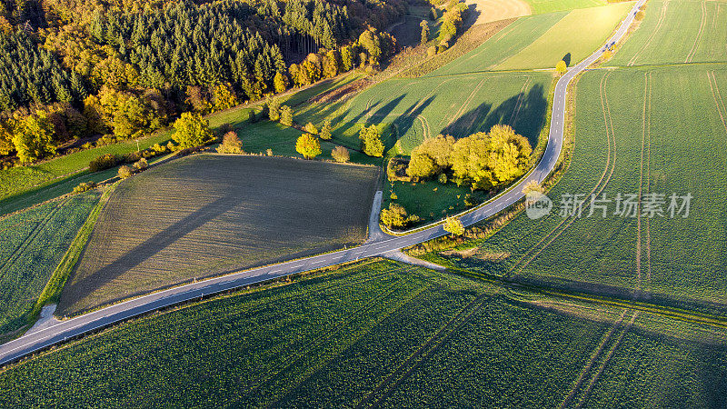 公路穿越秋日农业区-鸟瞰图