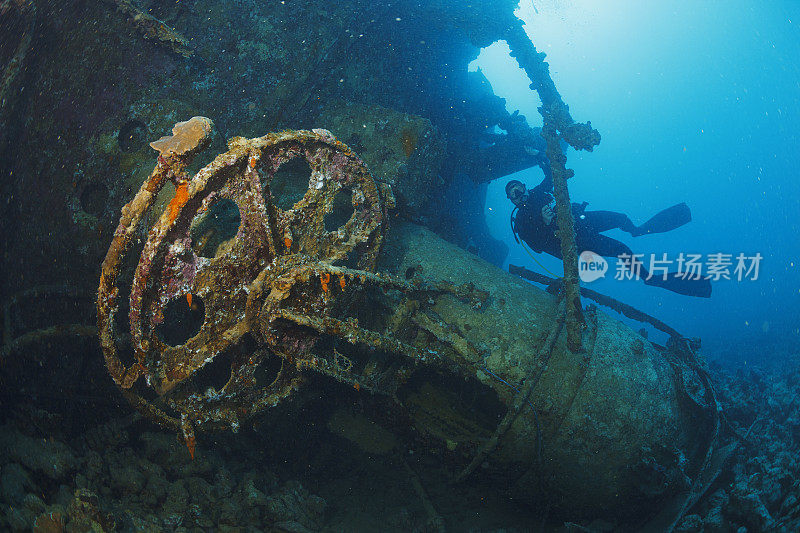 沉船潜水人水肺潜水红海，珊瑚礁沉船水下照片水肺潜水员的观点。