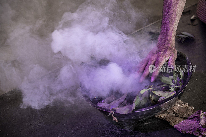 土著吸烟仪式。碗和木头，火和烟，树叶和手。