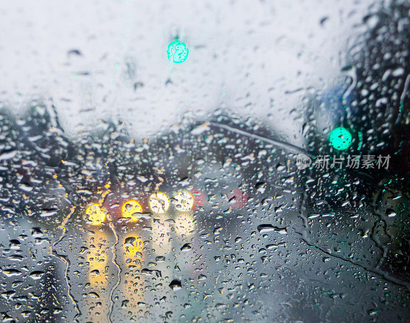 城市道路行驶在雨天黄昏。