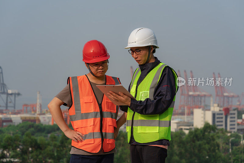 两个工程师正在交流