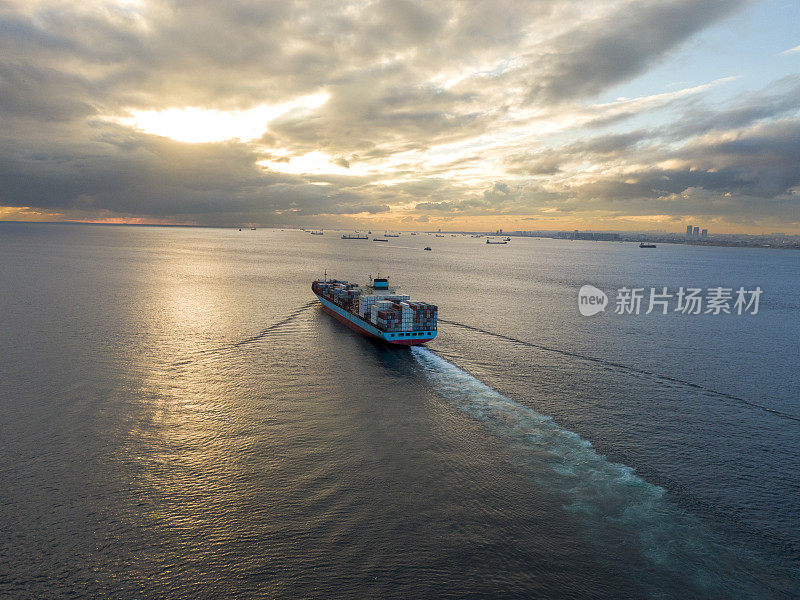 进出口和商业物流中的货船，公海国际集装箱货船的物流和运输，无人机航拍。