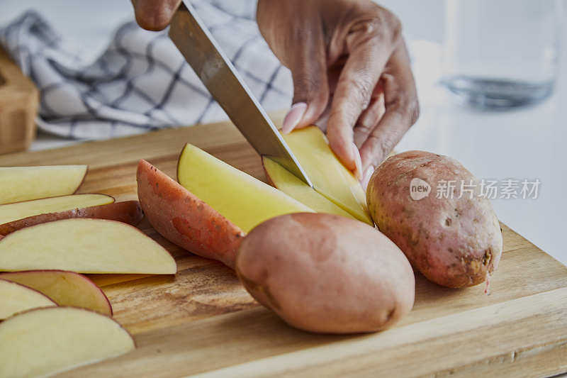 一个女人在厨房里准备素食