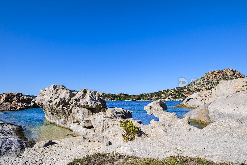 撒丁岛拉马达莱纳岛蓬塔泰格的花岗岩和清澈的海水