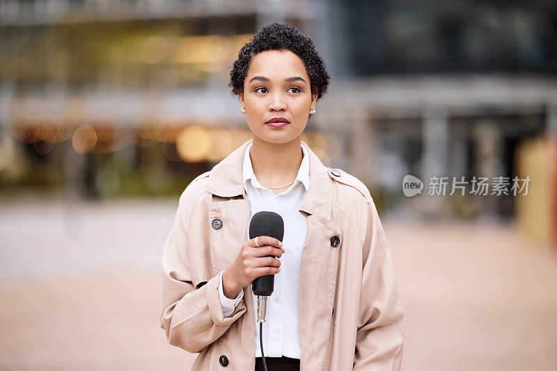 黑人妇女，记者和麦克风，新闻和信息分享，记者户外在城市的城市景观。非裔美国记者，新闻和广播，媒体与电视或广播新闻。