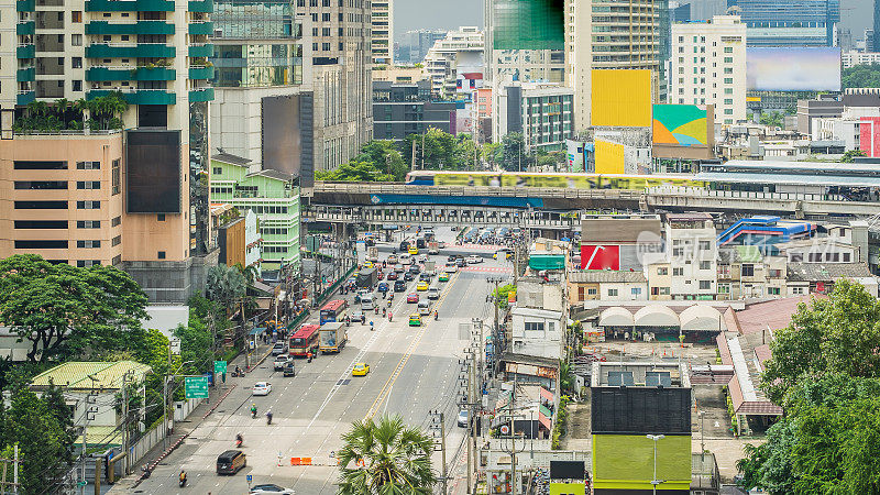 曼谷城市天际线的阿索克路口，阿索克蒙特里路，素坤逸商业区的城市景观在白天，高角度观看BTS空中列车城市交通，泰国