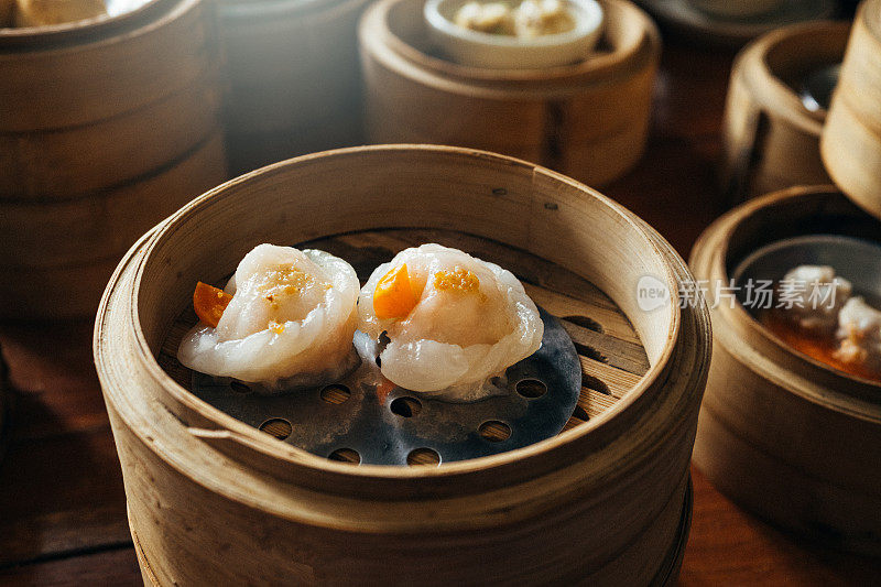 蒸虾饺(哈蛟)被放在盘子里，孤立在餐桌上的食物视图