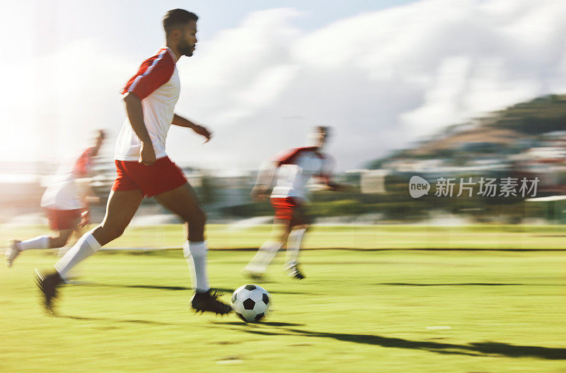 足球、团队训练和男子体育游戏的现场团队合作比赛。健康的足球合作，跑步健身锻炼和运动员的运动生活方式与跑步运动员和球在草地上