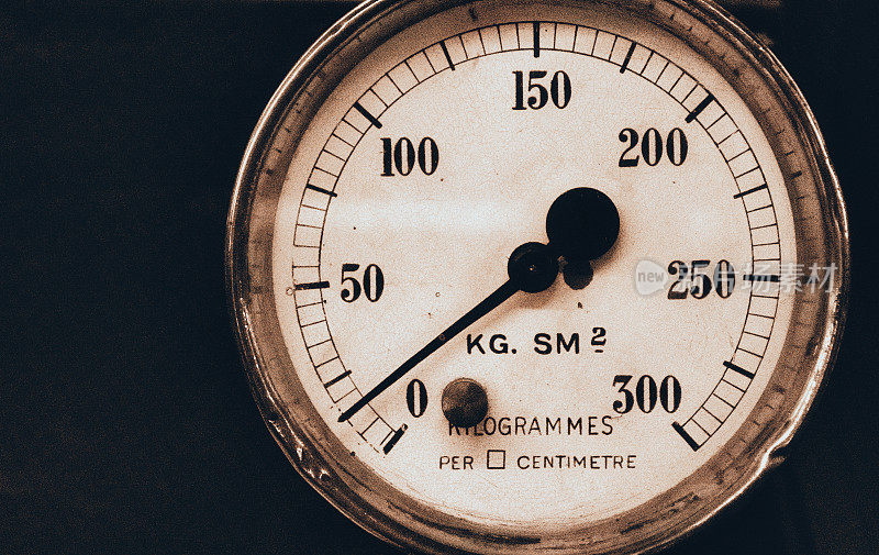 老式航海天文钟，一种精确到足以作为便携式时间标准使用的计时器