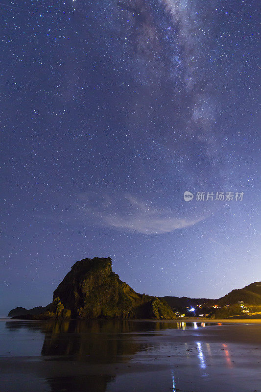 新西兰奥克兰附近皮哈海滩的星空和狮子山