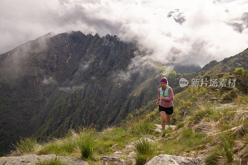 越野运动员穿越高山草地