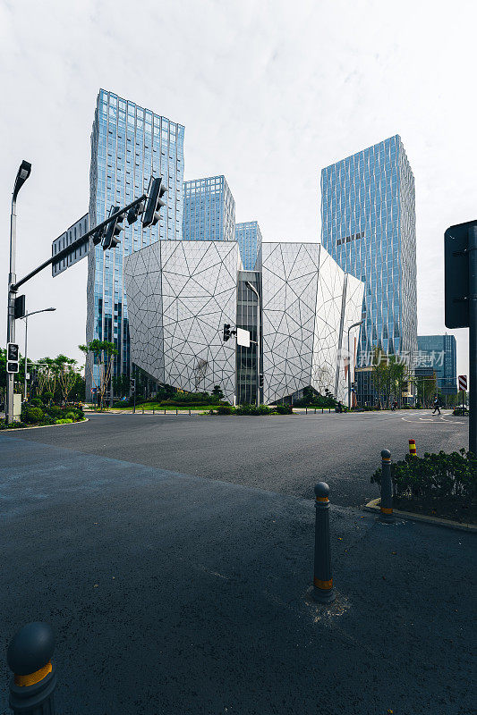 一个阳光明媚的日子，四川省成都市锦江区交子公园旁，宜商锦江公寓楼