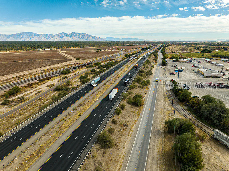 行驶在亚利桑那州I-10公路上的卡车、汽车和其他车辆